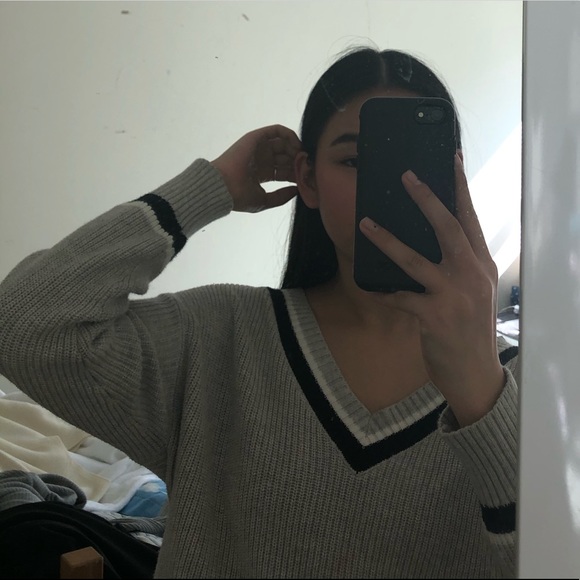 grey v-neck cut sweater - Picture 2 of 3